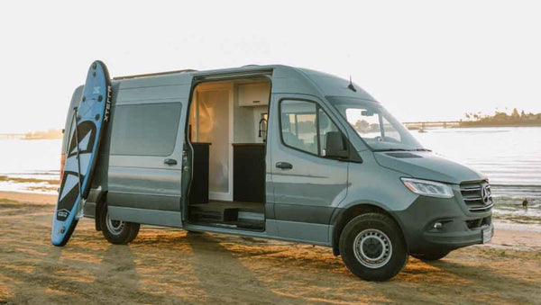 Apsauginis uždangalas Camper Van tipo kemperiui (modifikuotas krovininis furgonas) su atsegamu šonu ir stabilizavimo diržais